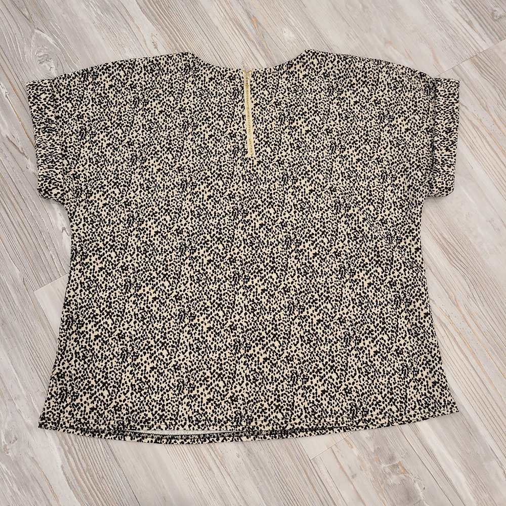 Melloday Animal Print Short Sleeved Blouse Size Medium 1/4 Zip Back - Picture 2 of 7